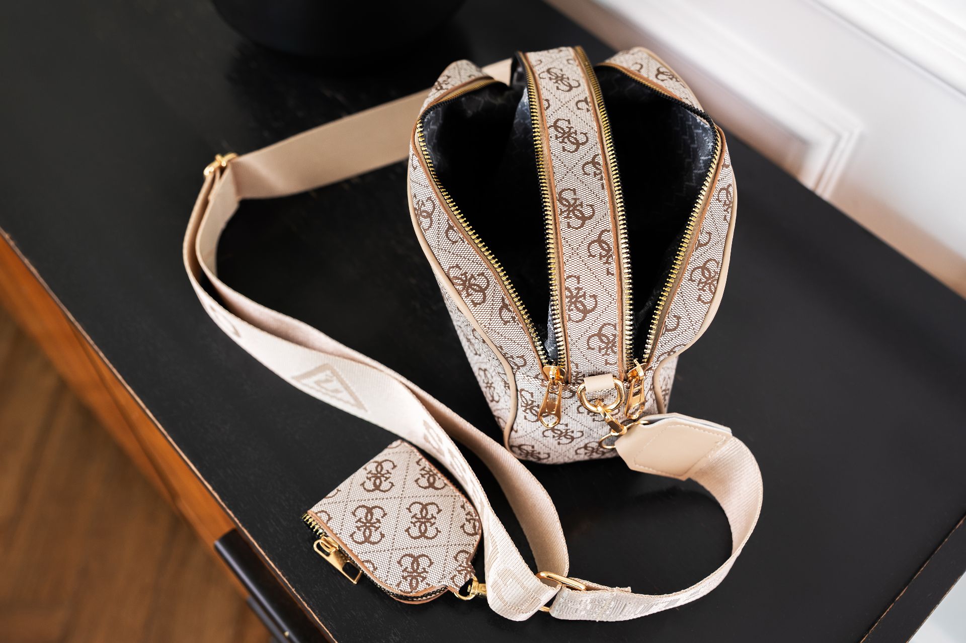 Guess 4G Logo Double Zip Crossbody — фото 3
