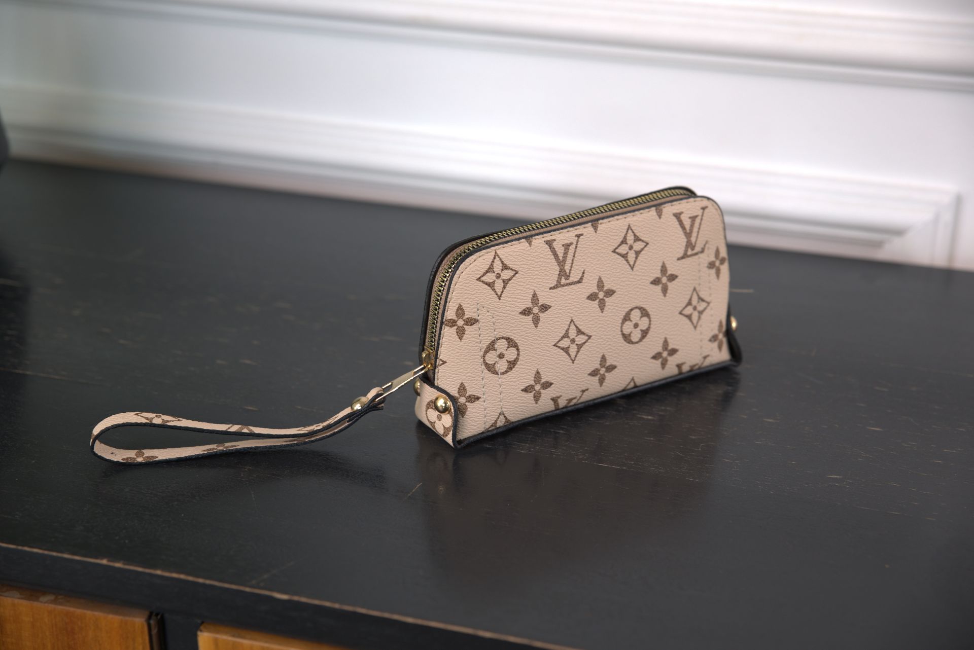 Louis Vuitton Monogram Cosmetic Pouch — фото 2