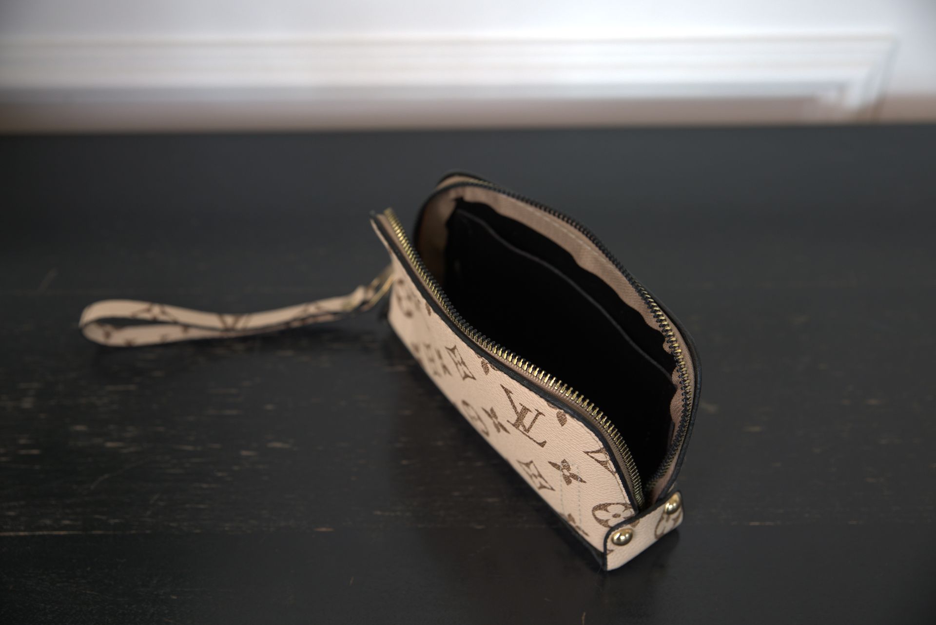 Louis Vuitton Monogram Cosmetic Pouch — фото 3